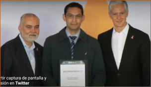 A la izquierda el secretario de salud  el Dr. Gabriel Jaime O’sea y a la derecha el gobernador